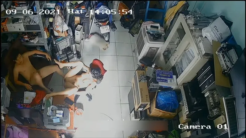 Cô vợ chồng yêu đụ nhau trong của thằng nhỏ máy tính